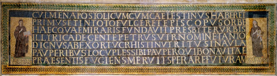 ローマ美術：2世紀のキリスト教殉教者である聖サビーヌへの献辞を記したモザイク画。バシリカの創設者であるイリュリアのペトロ（ピエトロ・ディリュリア）と教皇セレスティン1世（422-432）の名前が記されています。5世紀 聖サビーナのバシリカ（Basilica