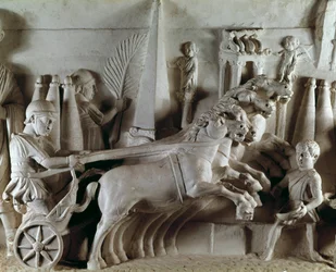 ローマ美術：4頭の馬に引かれた戦車「クアドリゲ」を表現した彫刻入りレリーフローマ古代美術博物館（ローマ