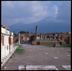 ローマ美術：ポンペイ遺跡の広場の様子（紀元前1世紀～紀元後1世紀） イタリア（ローマ美術：ポンペイ遺跡の広場の様子
