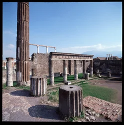 ローマ美術：ポンペイ遺跡のアポロン神殿の景観（紀元前4世紀～紀元前2世紀）イタリア（Roman art: view of the temple of Apollo, Pompeii, 4th century BC-2nd century, Italy