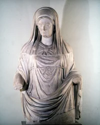 ウェスタの処女「マッシマ」の彫刻。ローマ国立博物館、ローマ