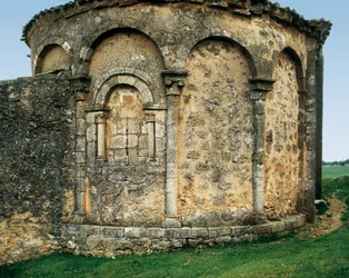外側から見た聖ミカエル教会（Parroquia católica de San Miguel Arcángel）、スペイン、カスティーリャ・レオン地方、ソリア、バルデネブロ、12世紀後半～13世紀前半（写真
