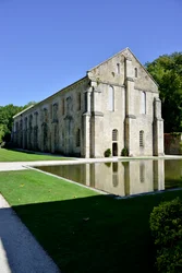 ロマネスク建築：ブルゴーニュ、フォントネーのシトー会修道院の鍛冶屋の外観（12世紀後半）（Abbey of Fontenay, Burgundy, France: the forge, end 12th Century)