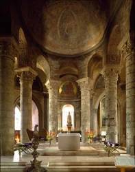 ロマネスク美術：ポワチエのノートルダム（Notre-Dame）・ラ・グラン教会の内観（ウィーン