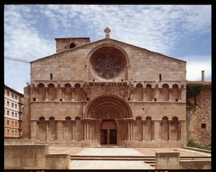 ロマネスク美術：聖ドミニカ教会（Iglesia de Santo Domingo、聖ドミニカ教会）の外観 12世紀 スペイン、ソリア