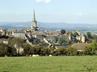 オートゥンの街とカテドラル・サンラザール（13世紀のロマネスク建築）の眺め。フランス、ブルゴーニュ地方のソーヌ川とロワール川。