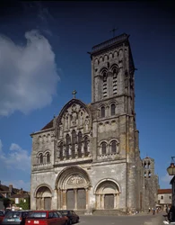 ファサードの眺め。サンタ・マリア・マグダラのバシリカ（サント・マリー・マドレーヌ（1096-1106）、ヴェズレー、ヨンヌ地方