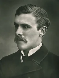 右の名誉あるウィリアム・セントジョン・フリーマントル・ブロドリック、c1899。