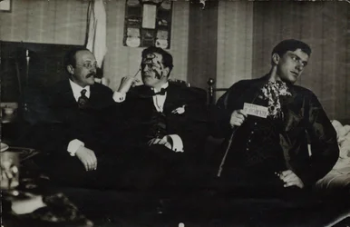 ウラジミールマヤコフスキー（右）、デビッドバーリュク（中央）、アンドレイシェムスリン（1914年、モスクワ）