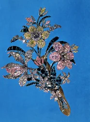 ブリリアントカットのダイヤモンドとエメラルドを備えた大きな花束の形のブローチ、c.1760（金、銀、ダイヤモンド、エメラルド）
