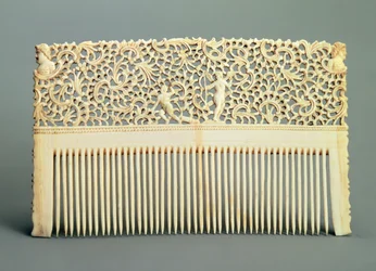 18世紀半ばのホルモゴリーの、片側に歯が付いた装飾用の櫛（セイウチアイボリー）