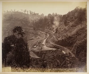 ダージリン、ティーンダリア下のリバース ステーション  「ダージリンの景色」より、  1860年 - 1880年    (白黒写真)