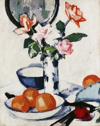 ボウルにオレンジと黒と白のビーカーの花瓶にピンクとタンジェリンのバラと黒いファン、c。 1924