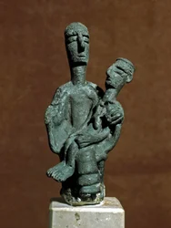 ヌラーゲ文化（ヌラーゲ）、サルデーニャ島: 死んだ戦士を支える母なる女神のブロンズ小像。ヌオーロ近郊のウルツレイ出土。紀元前8-7世紀。カリャリ、国立考古学博物館、サルデーニャ島、イタリア