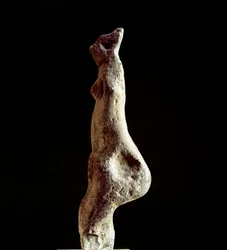 サルデーニャのヌラーゲ文化（ヌラーゲ）：ヌオロ近郊のマコメールから出土した、脂臀型のヴィーナス（腰部の形）（マコメールのヴィーナス）の石灰岩製小像。先ヌラーゲ期（紀元前25-18世紀）、銅石器時代。カリャリ国立考古学博物館