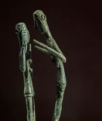 ヌラーゲ文化（ヌラーゲ）、サルデーニャ：ブロンズ製のレスラーの彫刻群。紀元前8世紀から紀元前7世紀。カリャリ、国立考古学博物館、サルデーニャ、イタリア