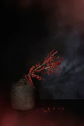 花瓶の深紅のベリー