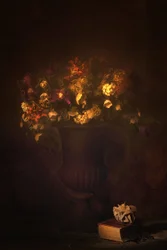 金色の花の静物画