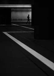 地下道に佇む一人の人影