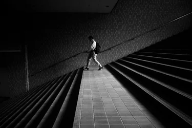 幾何学的な階段の上の男