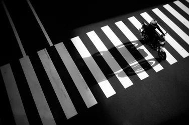 横断歩道を走るオートバイ
