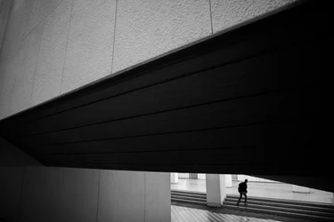 階段を上る一人の人物