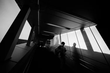 影の中の都市の人物像