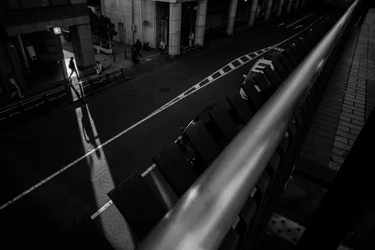 都市の夜の影
