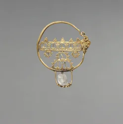 透かし細工の耳飾り ビザンチン時代初期 600-800（ロッククリスタルビーズ付き金製