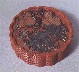 黄土色、緑、茶色の装飾が施された箱