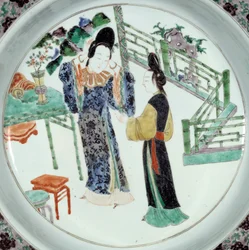 中国美術：「優雅に装った二人の女性」。18世紀の陶製皿。パリ、ギメ美術館、国立アジア美術館