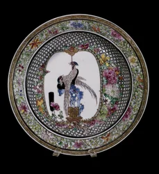 中国美術：鳥と花で装飾された粉彩の陶磁器皿。乾隆帝治世（1736-1795）。パリ、ギメ美術館、国立アジア美術館