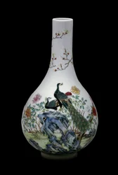 中国美術：鳥（孔雀を含む）と花で装飾された粉彩陶磁器の壺。乾隆帝時代（1736-1795）。パリ、ギメ美術館、国立アジア美術館。