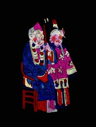 民族衣装を着たカップル。ペンキで描かれた切り絵または「建志」、中国の民芸品、北京。