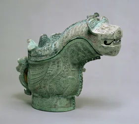 虎とフクロウの装飾が施された、儀式用の「クアン」ワイン注ぐ器、シャン王朝（青銅と緑青の鋳造）