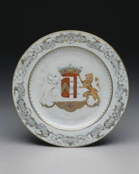紋章付きプレート、1740年頃（色付きのグリザイユとグリザイユの磁器）