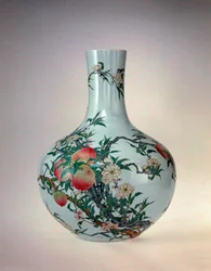 桃の花瓶、乾隆帝時代（1736-95）（上絵付けの磁器）