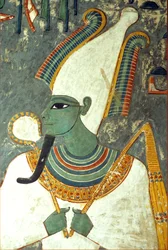 古代エジプト、絵画、オシリス、ホレムヘブの墓、テーベ、死後の世界、冥界、死者の神、緑色の肌でファラオの髭を蓄え、左右に2本の大きなダチョウの羽が生えた冠をかぶり、象徴的なかぎと鞭を持っている（写真）。