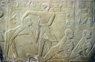 古代エジプト、レリーフ、村の長老が事務官に申告漏れを認めるよう命じられる、メレレウカの墓、6王朝時代（写真）