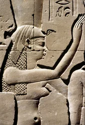 古代エジプト、壁面彫刻、イシス神、ホルス神殿、エドフ、紀元前237～57年（写真）