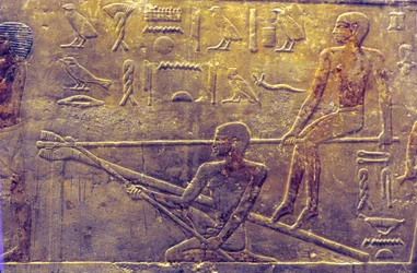 古代エジプト、壁面彫刻／絵画、ティのマスタバ／墓、サッカラ、第5王朝、造船（写真）