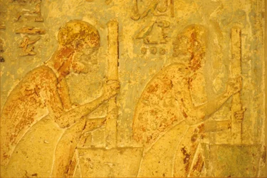 古代エジプト、壁画、ペトシリスの墓、トゥナ・エル・ゲベル、紀元前300年、杵と臼を使う作業員（写真）。