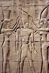古代エジプト、壁絵／彫刻、イシスとネフティスから二重の冠を受ける王、ホルス神殿、エドフ（写真）