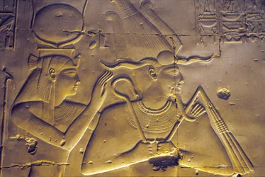 古代エジプト、壁絵／彫刻、座った夫オシリスを抱く女神イシス、セティ1世神殿、アビドス