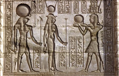 古代エジプト、壁画／彫刻、ファラオから供物を受け取るホルスとイシス、デンデラ、ハトホル神殿（写真）