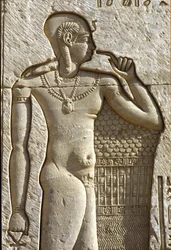 古代エジプト、デンデラ、ハトホル神殿、アムンとムトの息子イヒの壁画（写真）