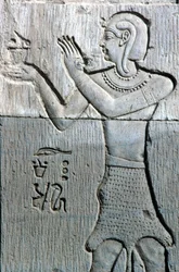 古代エジプト、壁絵／彫刻、ヒョウの皮を被り線香を捧げる神官、セベクとホルスの神殿 コムオンボ（写真）