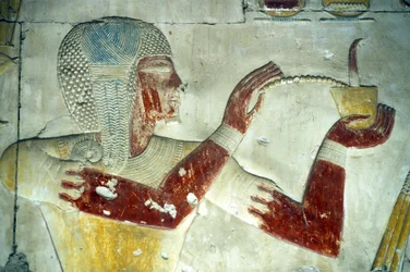 古代エジプト、壁画／彫刻、神格化された父セティ1世に香を捧げるラメセス2世、セティ1世神殿、アビドス（写真）