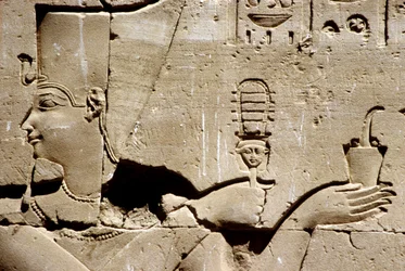 古代エジプト、壁絵／彫刻、シストラムを振り、線香を捧げるファラオ、エドフ、ホルス神殿（写真）