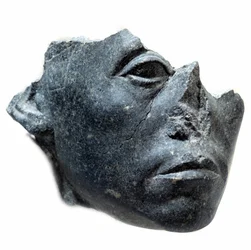 古代エジプト美術：セソストリス3世王の頭部。彫像断片。黒色花崗岩の彫刻、紀元前1900年頃（第12王朝、紀元前1963-1786年頃）。パリ、ルーヴル美術館